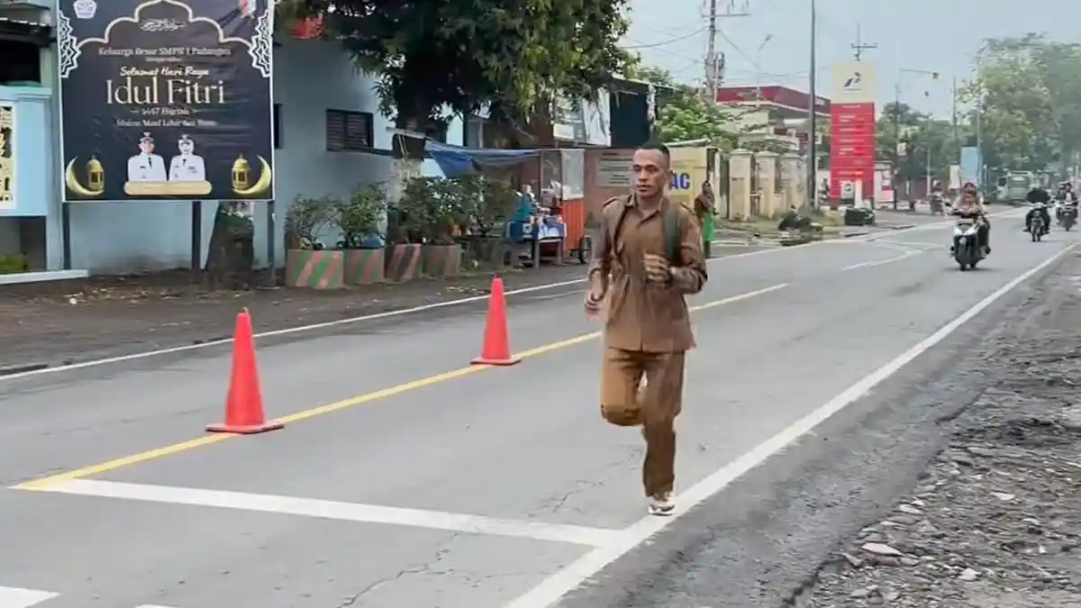 Inspiratif! Guru PJOK di Bojonegoro Lari 4 KM ke Sekolah Tiap Hari Demi Efisiensi Energi