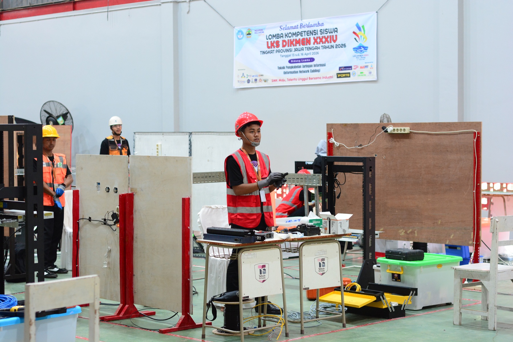 Persaingan Memanas di Hari Kedua LKS SMK Jateng XXXIV Purwokerto 2026 - Metro Smart Solutions