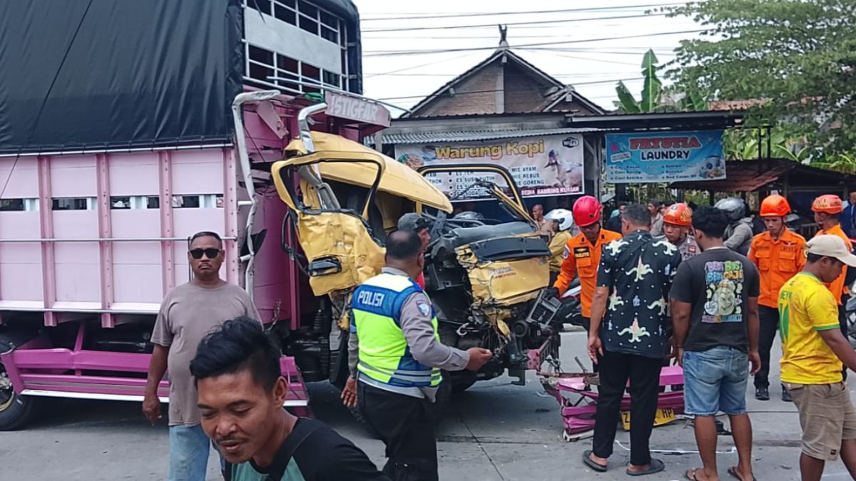 Kecelakaan Karambol di Jalan Purwodadi-Blora Desa Rejosari, Dua Truk Adu Banteng Lima Orang Luka Berat - Metro Smart Solutions